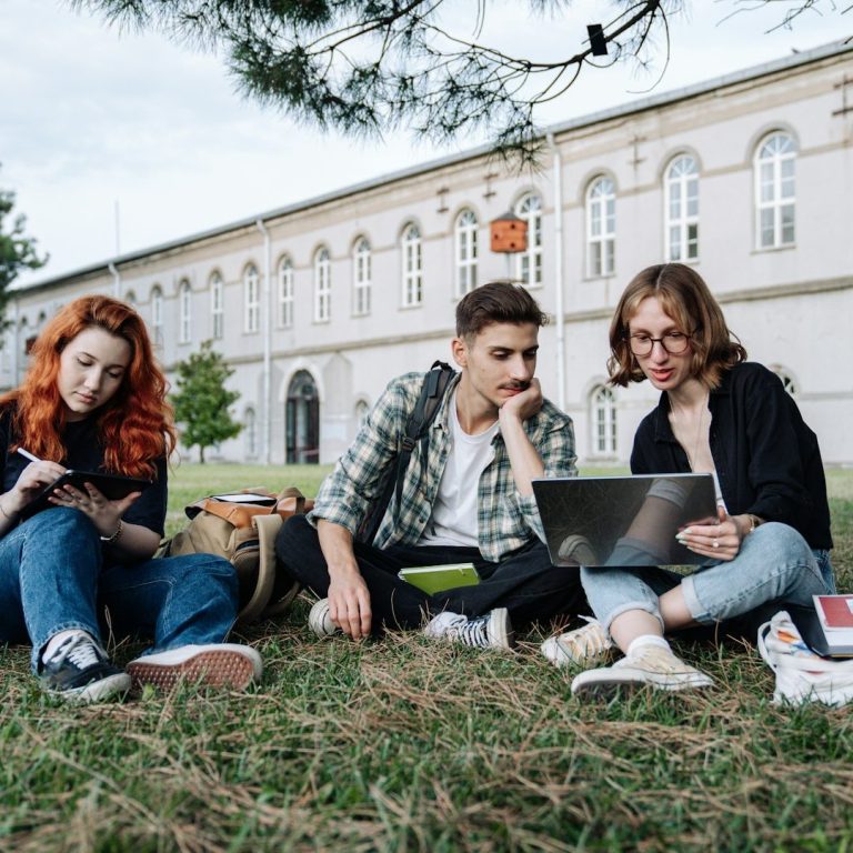 Esttudiantes en patio de campus universitario