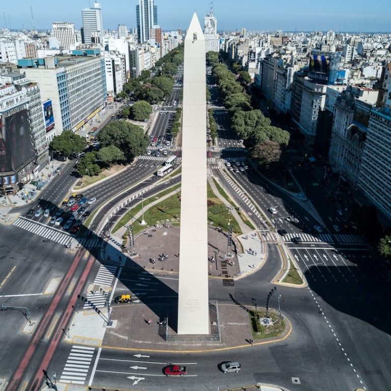 Obelisco en Buenos Aires, rodeado de edificios y calles transitadas.