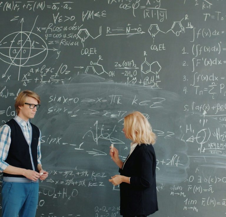 Esttudiantes en patio de campus universitario